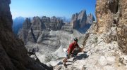 A z vrcholu pokračujeme ferratou přes hřebeny 